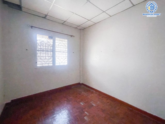 บ้านแฝดมือสอง ปทุมธานี ม.ธราดลบุรี รังสิต-นครนายก เนื้อที่กว้าง 35 ตร.ว. ฟังก์ชัน 3 ห้องนอน 2 ห้องน้ำ บ้านพร้อมเข้าอยู่ ใกล้สิ่งอำนวยความสะดวกมากมาย ในราคาสุดโดน! โครงการตั้งบนทำเลแห่งการเดินทาง เชื่อมต่อถนนรังสิต-นครนายก, ถนนกาญจนาภิเษก, ถนนเลียบด่วนลำลูกกา จองด่วน!